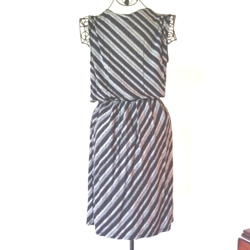 LOFT Black & Ecru Sleeveless Elastic Waist Dress Size Petite Small - Picture 2 of 11
